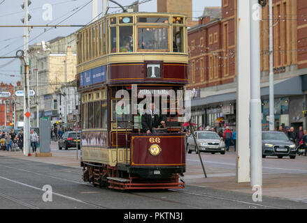 1901 Doppeldeckertramcar 66 Bolton Corporation von der Electric Railway and Tramway Carriage Works in Preston. Eine offene achträdrige Doppelstockbogenbahn der Electric Railway and Tramway Carriage Works. Historische Straßenbahnen, Fylde Coast, Straßenbahn, Trolleybus, Trolley-Busse in Blackpool, Lancashire. September 2018. Wetter in Großbritannien. Sonnenschein und Duschen, während Urlauber die Attraktionen des Badeortes genießen. Stockfoto