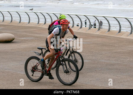 Blackpool, Lancashire, UK. 15. Sep 2018. "Pedal zum Pier" Mencap Off road Radfahren 100 km Herausforderung. Schlamm spritzt - Konkurrent Ansätze die Ziellinie nach einem äußerst strapaziösen 60 Meile Nächstenliebe off-road fahren sie mit dem Fahrrad von Manchester nach Blackpool, endumwandlung am Turm Landspitze. Kredit; MediaWorldImages/AlamyLiveNewsMencap Off road Radfahren 100 km Herausforderung. Schlamm spritzt - Konkurrent Ansätze die Ziellinie nach einem äußerst strapaziösen 60 Meile Nächstenliebe off-road fahren sie mit dem Fahrrad von Manchester nach Blackpool, endumwandlung am Turm Landspitze. Kredit; MediaWorldImages/AlamyLiveNews Stockfoto