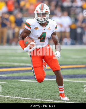 Toledo, Ohio, USA. 15 Sep, 2018. Miami's Jeff Thomas #4 läuft mit dem Ball während der NCAA Football Spiel zwischen den Toledo Rockets und die Miami Hurricanes am Glas Schüssel in Toledo, Ohio. Kyle Okita/CSM/Alamy leben Nachrichten Stockfoto