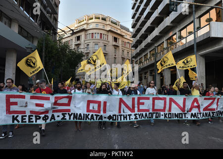 Athen, Griechenland. 15. September 2018. Die Menschen nehmen an einer Demonstration gegen Rassismus halten ein Banner mit der Aufschrift "Neonazis aus "Asyl und Gehäuse für Flüchtlinge in Athen, Griechenland zu verlangen. Credit: Nicolas Koutsokostas/Alamy Leben Nachrichten. Stockfoto