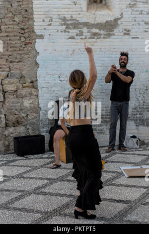 GRANADA, Spanien - 23.Juni: Unidentified Flamenco Tänzerin Tänze für Touristen in St. Nicolas Sicht zur Alhambra in Granada am 23. Juni 2017 in Spanien Stockfoto