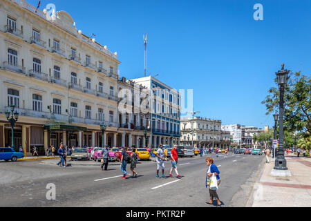 Havanna, Kuba - März 11 2018 - Einheimische und Touristen in den Straßen von Havanna Innenstadt, klaren Himmel, Havanna, Kuba Stockfoto