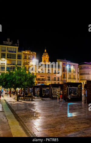 Spanien, Malaga - 24. Juni 2017: beleuchtete Straße inmitten VON GEBÄUDEN BEI NACHT Stockfoto