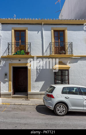 Spanien, Ronda - 21. Juni 2017: AUTO AUF DER STRASSE DURCH DEN BAU Stockfoto