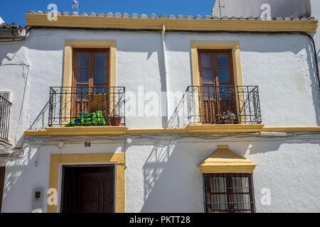 Spanien, Ronda - 21. Juni 2017: LOW ANGLE VIEW DER WOHNGEBÄUDE GEGEN SKY Stockfoto