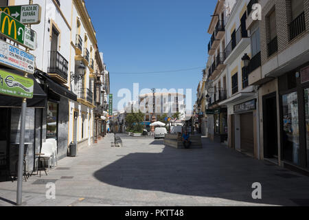 Spanien, Ronda - 21. Juni 2017: MENSCHEN ZU FUSS AUF DER STRASSE INMITTEN VON GEBÄUDEN IN DER STADT Stockfoto