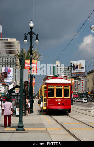 Typische Straßenbahn im historischen Zentrum von New Orleans. Stockfoto
