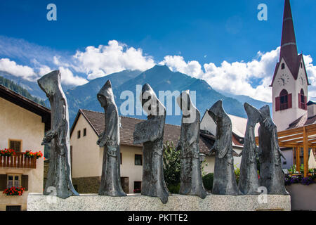 Der Mönch Brunnen in Karthaus, Schnalstal in Südtirol Stockfoto