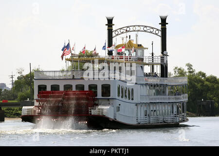 New Orleans Boot den Mississippi Fluß überqueren Stockfoto