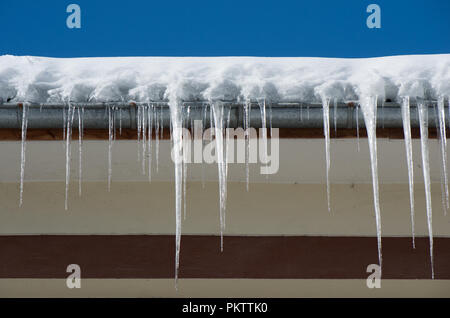Ice Eiszapfen auf dem Dach Stockfoto