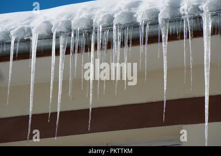Gefährliche Eiszapfen in einem Haus Dach Stockfoto