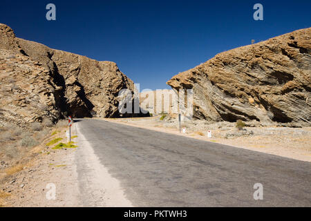 Landschaft der Wüste in den staubigen Straßen von Namibia Stockfoto