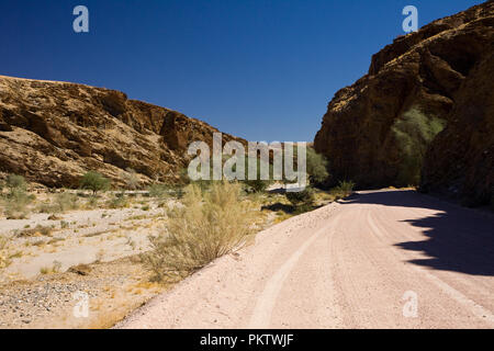 Landschaft der Wüste in den staubigen Straßen von Namibia Stockfoto