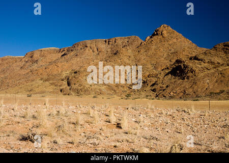 Landschaft der Wüste in den staubigen Straßen von Namibia Stockfoto