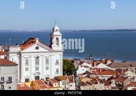 Alfama mit Santo Estevao Kirche und den Tejo Mündung von Miradouro de Santa Luzia Sicht gesehen. Lissabon, Portugal. Stockfoto