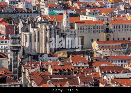 Carmo Kloster Ruinen, Aufzug Santa Justa Aufzug und orange oder die Dächer der historischen Viertel Baixa von Lissabon, Portugal. Stockfoto