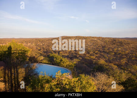 Landschaft der Wüste in den staubigen Straßen von Namibia Stockfoto