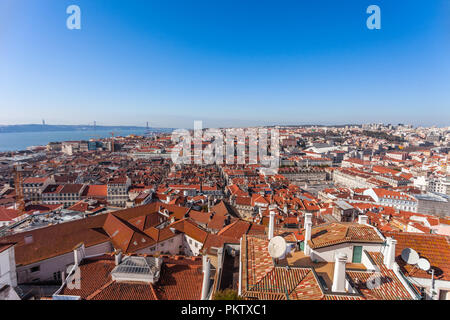 Lissabon, Portugal. Baixa von Lissabon vom Castelo de Sao Jorge alias Saint George Schloss gesehen mit dem Figueira Platz, Aufzug Santa Justa und C Stockfoto