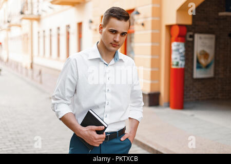 Schöne stilvolle Mann Manager in einem weißen Hemd in der Stadt Stockfoto