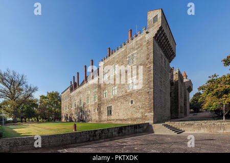 Guimaraes, Portugal. Braganza Dukes Palace oder Palacio dos Duques de Braganca, einem mittelalterlichen Palast und Museum. Stockfoto