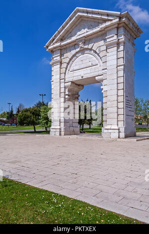 Arco das Portas de Sao Bento Triumphbogen in Praca de Espanha Square, Lissabon, Portugal. 18. Dorian Stil Stockfoto