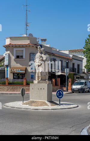 Spanien, Ronda - 21. Juni 2017: Statue einer Familie in einer Nachbarschaft Stockfoto