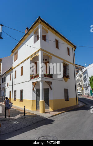 Spanien, Ronda - 21. Juni 2017: Person zu Fuß AUF DER STRASSE VON GEBÄUDEN GEGEN HIMMEL IN STADT Stockfoto