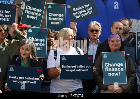 Die Demonstranten fordern Bankenreform auf einer Kundgebung zum 10. Jahrestag des Zusammenbruchs von Lehman Brothers und die Finanzkrise zu markieren, außerhalb der Royal Exchange Gebäude in der Londoner City. Stockfoto