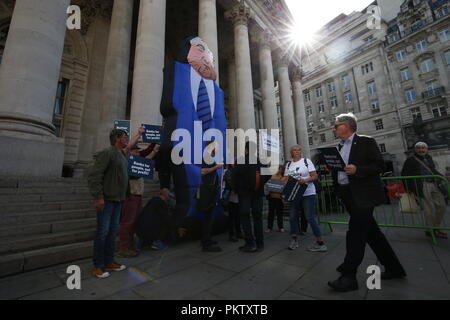 Die Demonstranten fordern Bankenreform auf einer Kundgebung zum 10. Jahrestag des Zusammenbruchs von Lehman Brothers und die Finanzkrise zu markieren, außerhalb der Royal Exchange Gebäude in der Londoner City. Stockfoto