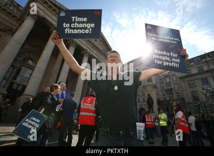 Die Demonstranten fordern Bankenreform auf einer Kundgebung zum 10. Jahrestag des Zusammenbruchs von Lehman Brothers und die Finanzkrise zu markieren, außerhalb der Royal Exchange Gebäude in der Londoner City. Stockfoto