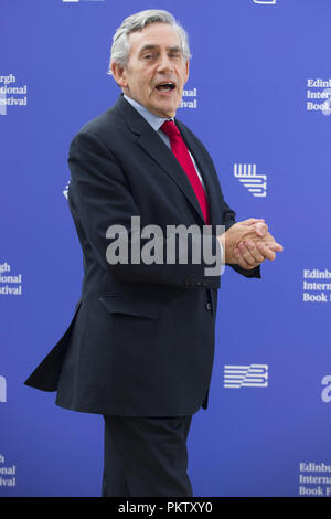 Gordon Brown stellt auf eine Kulisse auf dem Edinburgh Book Festival jährlich in Charlotte Square. Mit: Gordon Brown Wo: Edinburgh, Großbritannien Wann: 15 Aug 2018 Quelle: Euan Kirsche / WANN Stockfoto