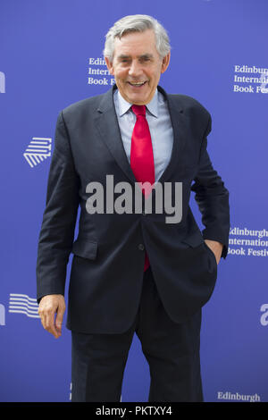 Gordon Brown stellt auf eine Kulisse auf dem Edinburgh Book Festival jährlich in Charlotte Square. Mit: Gordon Brown Wo: Edinburgh, Großbritannien Wann: 15 Aug 2018 Quelle: Euan Kirsche / WANN Stockfoto