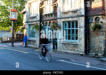 Ein Radfahrer die Übergabe eines englischen Pubs im Dorf Sharnbrook, Bedfordshire, England Stockfoto