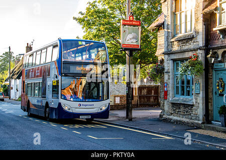 Ein Bus wartet auf Passagiere an einer Bushaltestelle außerhalb eines englischen Pubs im Dorf Sharnbrook, Bedfordshire, England Stockfoto