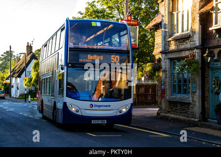 Ein Bus fährt im Stil eines englischen Pubs im Dorf Sharnbrook, Bedfordshire, England Stockfoto