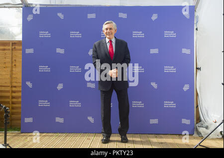 Gordon Brown stellt auf eine Kulisse auf dem Edinburgh Book Festival jährlich in Charlotte Square. Mit: Gordon Brown Wo: Edinburgh, Großbritannien Wann: 15 Aug 2018 Quelle: Euan Kirsche / WANN Stockfoto