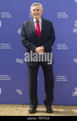 Gordon Brown stellt auf eine Kulisse auf dem Edinburgh Book Festival jährlich in Charlotte Square. Mit: Gordon Brown Wo: Edinburgh, Großbritannien Wann: 15 Aug 2018 Quelle: Euan Kirsche / WANN Stockfoto