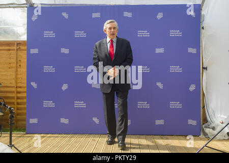 Gordon Brown stellt auf eine Kulisse auf dem Edinburgh Book Festival jährlich in Charlotte Square. Mit: Gordon Brown Wo: Edinburgh, Großbritannien Wann: 15 Aug 2018 Quelle: Euan Kirsche / WANN Stockfoto