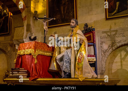 Cordoba, Spanien - 20. Juni 2017: Statue der Heiligen Schrift mit einer Feder Feder in die Moschee von Cordoba, Andalusien, Spanien Stockfoto