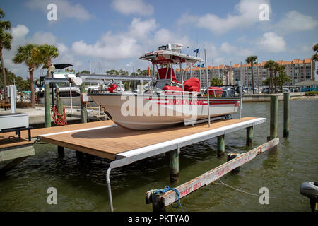 Dunedin, Florida, USA. Ein Dunedin Feuerwehr, das Boot aus dem Wasser stehend auf elektrische Absenken des Dock. Stockfoto