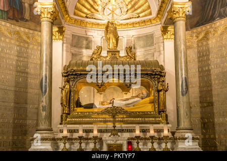 Altar mit dem Schrein des heiligen Jean-Marie Vianney, Saint-Sixte d'Ars Basilika, Ars-sur-Formans, Auvergne-Rhone-Alpes, Frankreich Stockfoto
