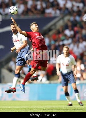 Tottenham Hotspur der Mousa Dembele (links) und Liverpools Roberto Firmino (rechts) Kampf um den Ball in der Luft während der Premier League Match im Wembley Stadion, London. Stockfoto