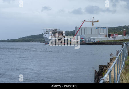 Port Glasgow, Schottland, Großbritannien - 13 September, 2018: Blick über die Strandpromenade zu Ferguson Marine Schiffsbauer von Port Glasgow, die derzeit Gebäude Stockfoto