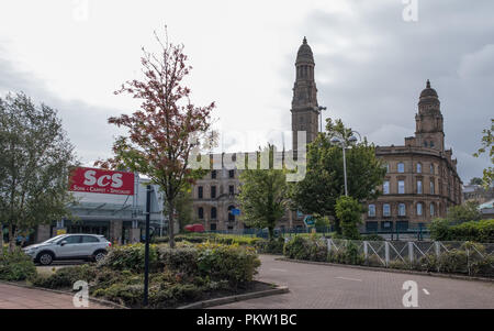 Greenock, Schottland, Großbritannien - 13 September, 2018: Die Waterfront Parkplatz in Greenock, mit Blick auf die Türme von Greenock Rathaus. Das Gebiet hat suf Stockfoto