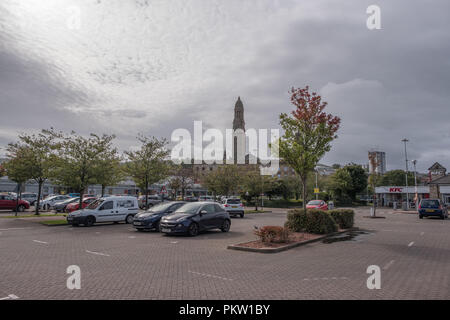 Greenock, Schottland, Großbritannien - 13 September, 2018: Die Waterfront Parkplatz in Greenock, mit Blick auf die Türme von Greenock Rathaus. Das Gebiet hat suf Stockfoto