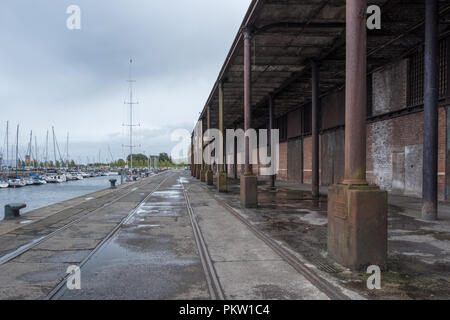 Greenock, Schottland, Großbritannien - 13 September, 2018: James Watt Dock in Greenock mit seinen alten, verfallenen Lagerhäuser, den braunen Zucker Melasse zu Haus Stockfoto