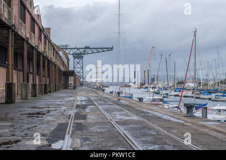 Greenock, Schottland, Großbritannien - 13 September, 2018: James Watt Dock in Greenock suchen entlang der alten Bahnstrecken mit seinen alten, verfallenen Lagerhäuser, verwenden Stockfoto