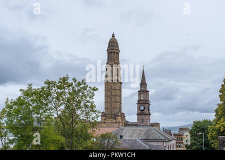 Greenock, Schottland, Großbritannien - 13 September, 2018: Von der oberen Bank Street mit Blick auf die Türme von Greenock Rathaus. Die Gegend hat gelitten reduzieren Stockfoto