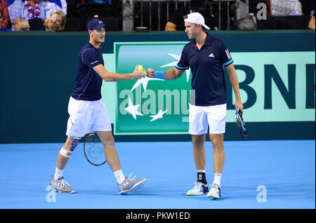 Großbritanniens Jamie Murray (links) und Dominic Inglot in Tag zwei des Davis Cup Match im Emirates Arena, Glasgow. Stockfoto