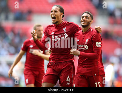 Liverpool Vergils van Dijk (links) und Joe Gomez in Richtung der Fans feiern nach dem Premier League Match im Wembley Stadion, London. Stockfoto